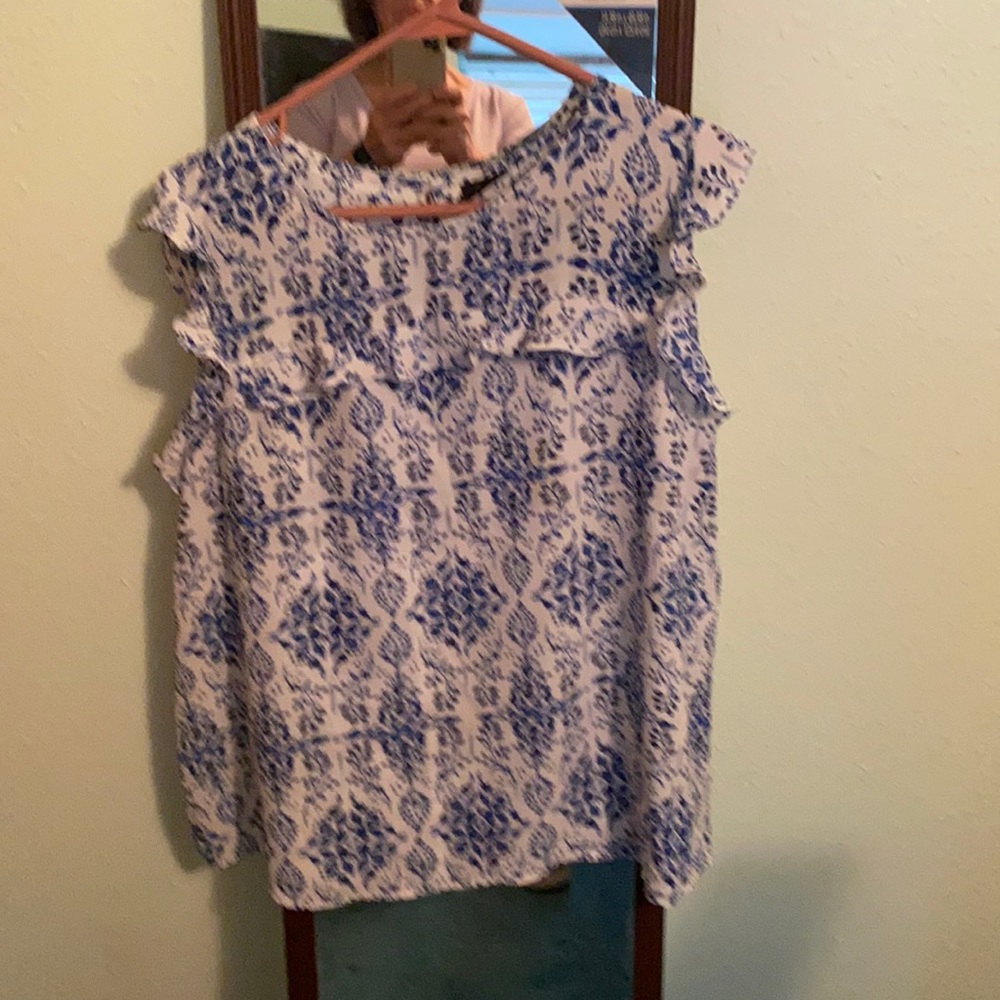 Very feminine tank. Great for under blazer or cardigan.